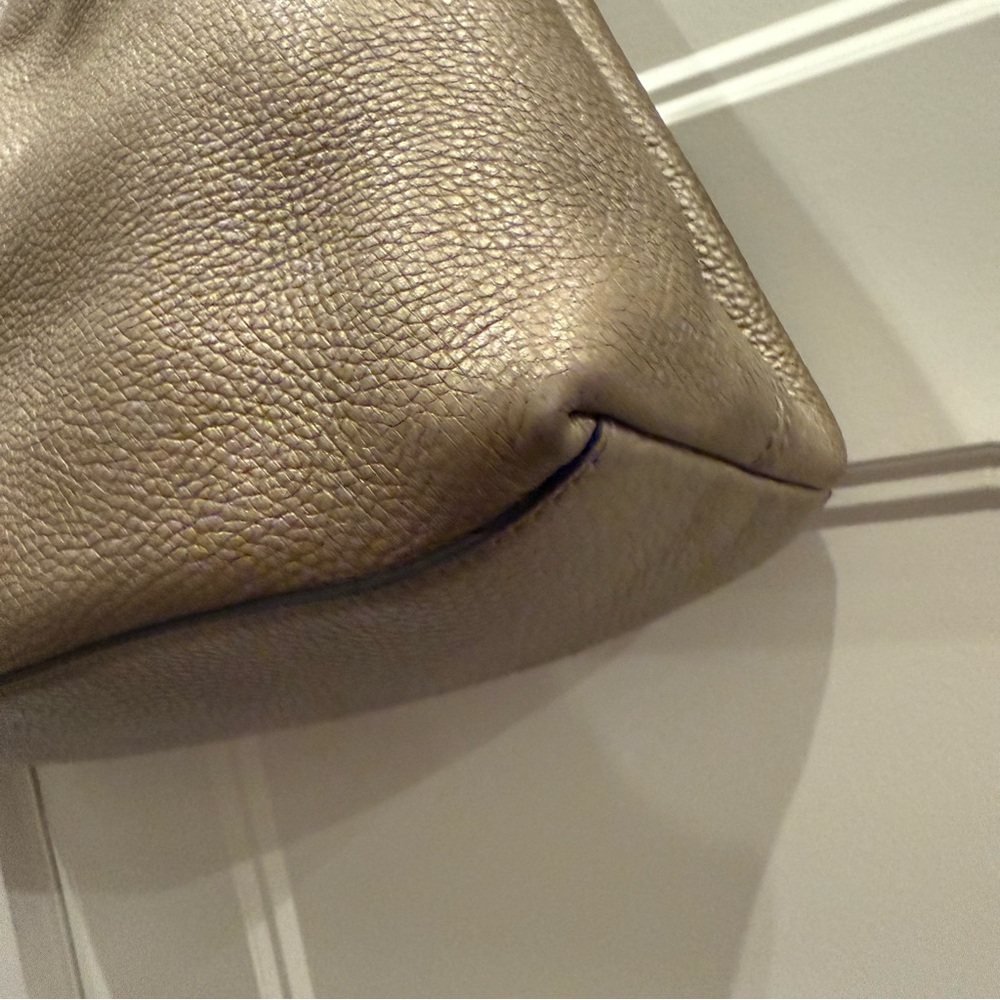 Gucci Soho Medium Chain Tote in Gold - Picture 9 of 16